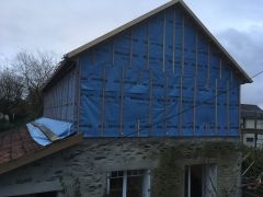 Réhausse bois et paille d'une maison en pierre.